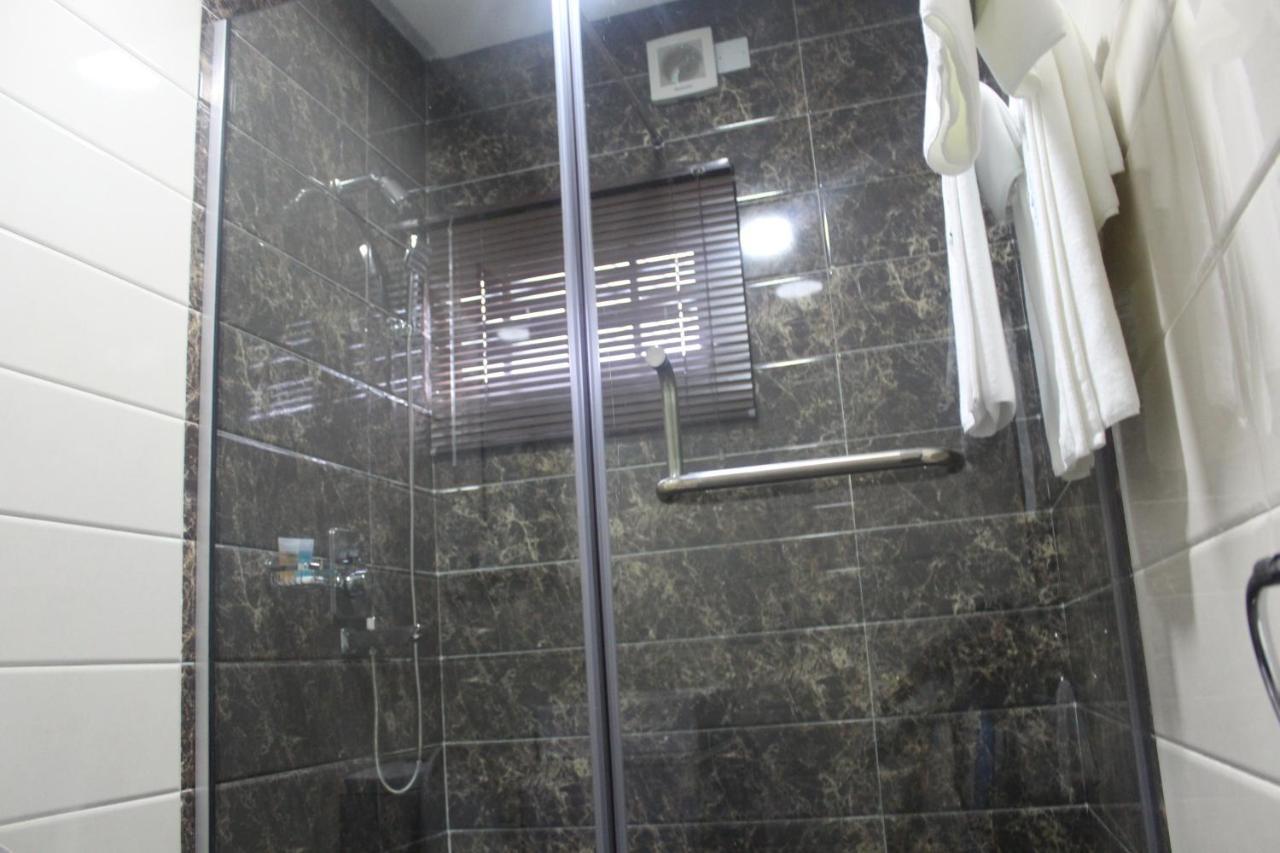 Urban Metro Inn Lagos Buitenkant foto